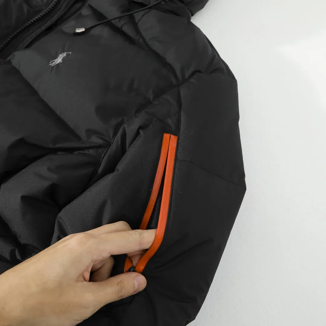 P680 #R58 Ralph Lauren/Ralph Lauren classic new down jacket jacket with detachable hood extra thick plush down jacket men's top "Thousands of stitches of electric embroidery, the logo is like a work of art" The imported Barudan embroidery machine is used to carve the classic polo logo with precision electric embroidery technology. Each letter is full and three-dimensional, with clear details, making it the "most expensive embroidered logo" on the down jacket, highlighting its extraordinary status. "75% national standard high-quality white duck down, light and heat-locking" is filled with 75% high-quality white duck down, which is light and pressure-free, but has excellent warmth retention. After compression, it can quickly rebound and become fluffy, say goodbye to bloat, embrace unburdened warmth, and face the cold winter without timidity. "Technical fabrics that protect against cold and wind and rain" · Long-lasting fluffy and non-stiffening, consistent thermal performance · 400T high-density gallbladder + pinhole retraction technology, completely say goodbye to velvet · Windproof and waterproof matte fabric with adjustable hem, easy to deal with bad weather "Five colors come together to interpret diverse styles" · White: pure first snow, fresh and versatile · Black: classic without limits, calm and atmospheric · Navy blue: low-key and elegant, suitable for both business and leisure · Sky blue: bright and healing, brightening up dull winter days · Khaki: retro and gentle, the first choice for urban wanderers "The details are authentic, the texture is everywhere" The original electroplated YK zipper is smooth and durable, the detachable hood can be worn multiple times, and the original hangtag and washable label ensure authentic quality. The same design for men and women makes it easy to control whether it is used as a couple's outfit or to create personal style, making it an indispensable fashion equipment this winter.  Color: Black, Navy, Khaki, White, Sky Blue Size: S M L
